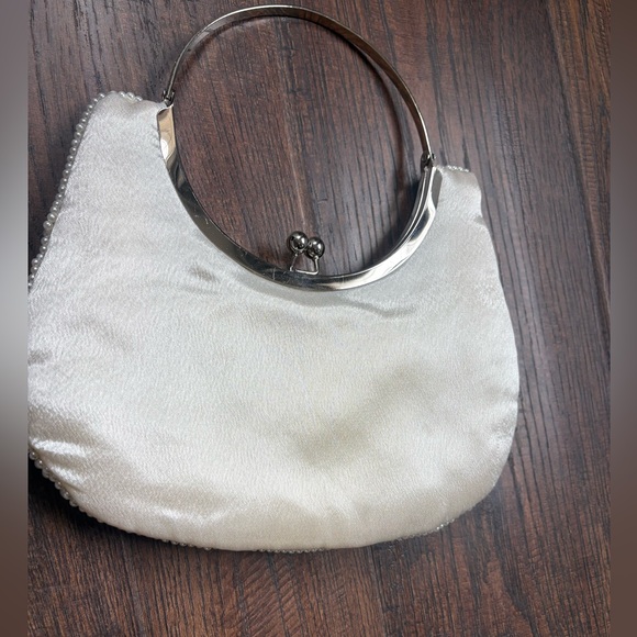 Elegant Cream Pearl Embellished Women's HandBag - Picture 5 of 10